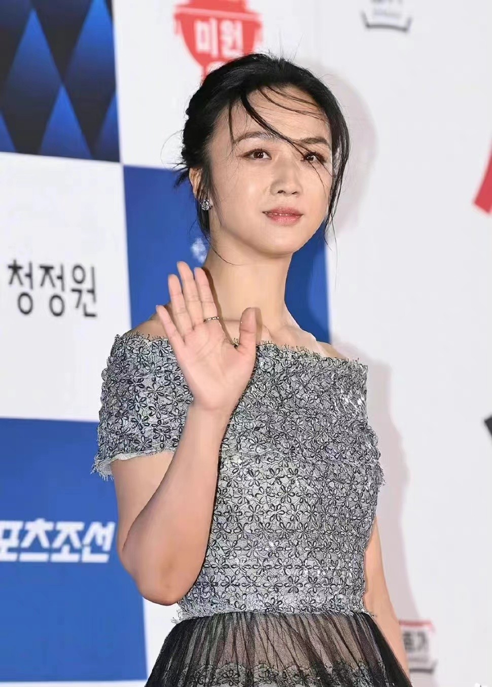 汤唯穿红色连衣裙 (汤唯身穿紫色深v礼服)