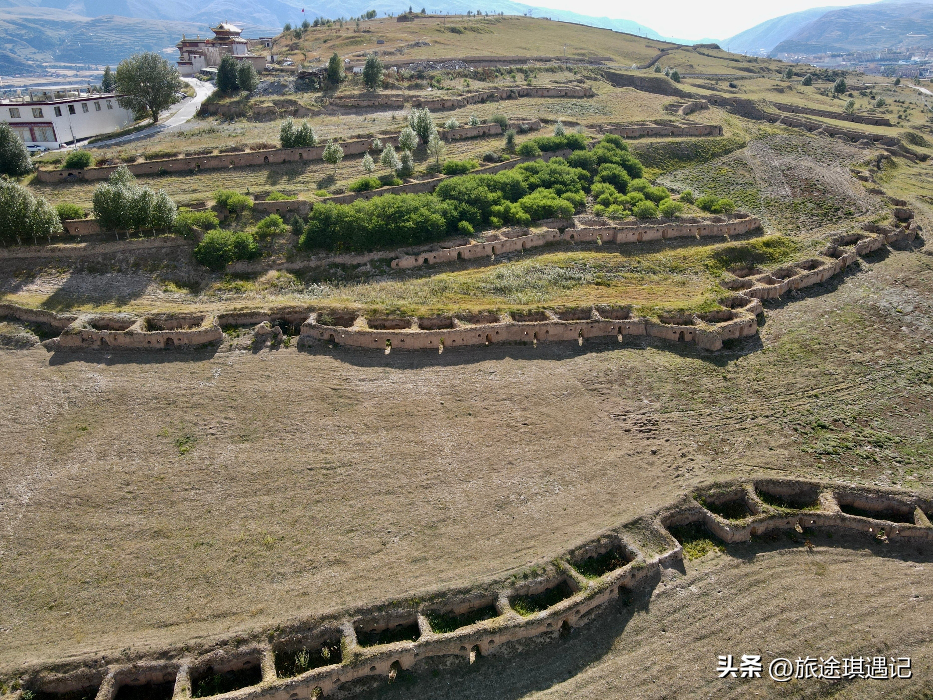 沿着317国道经过甘孜县格萨尔王城,317国道马尔康到甘孜县一路风光