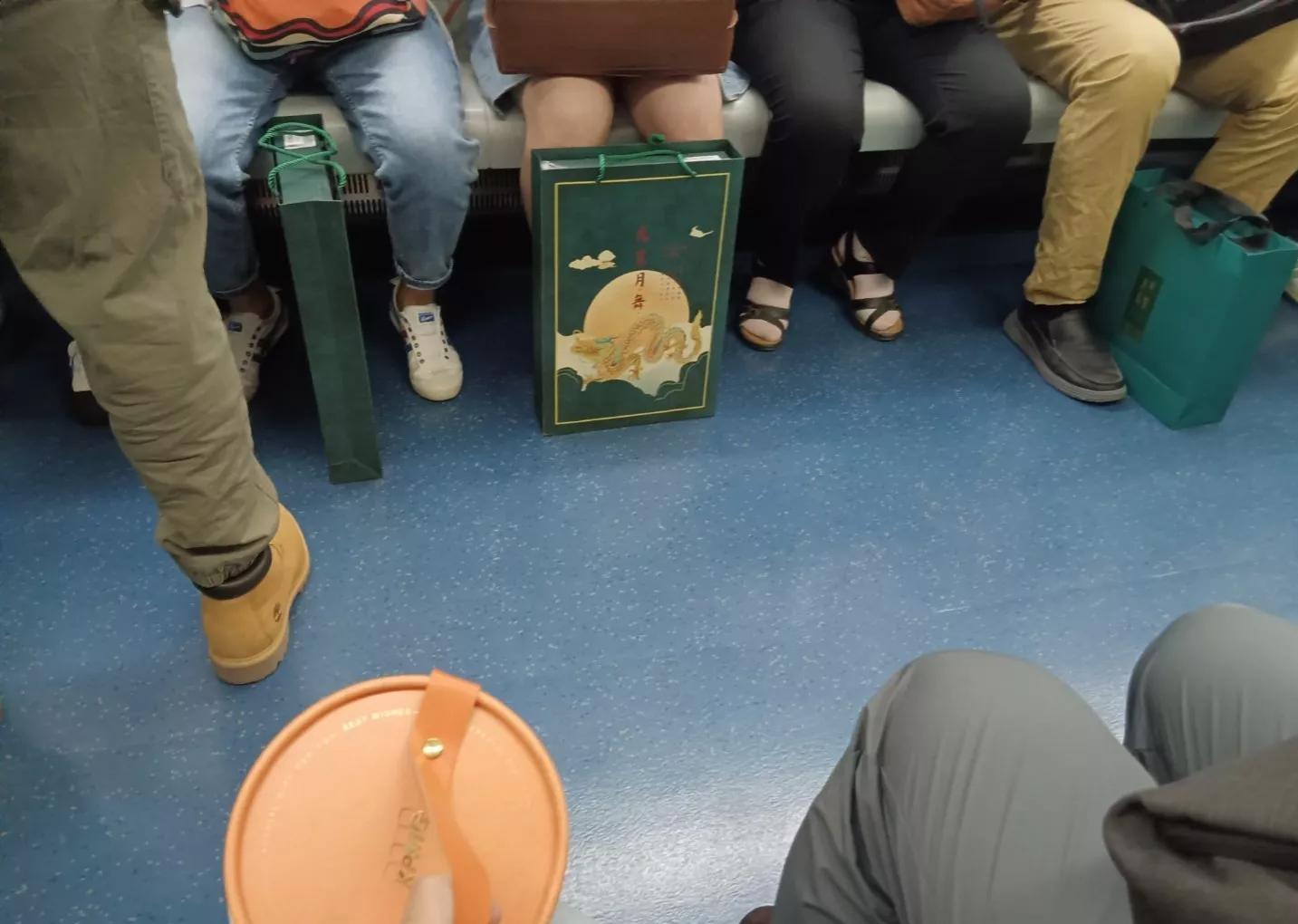 热搜上“喝水都不自由的抠门公司”事件,揭开了打工人到底有多难