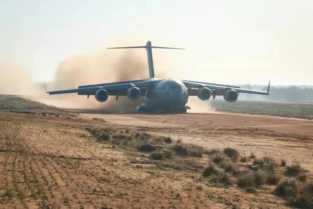 保加利亚将援助乌克兰,美国c17运输机运送武器至乌克兰