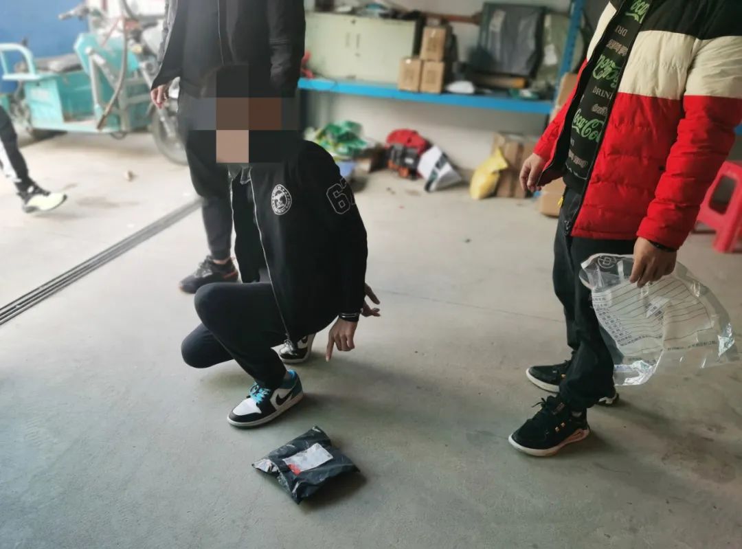 防城警方破获一起利用物流寄递贩毒案，抓获3名*毒涉**人员