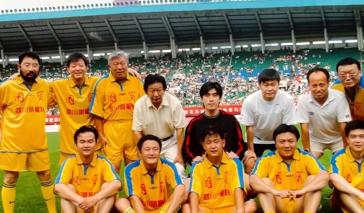 足坛球霸“魏大侠”：为救队友挨17刀，娶羽坛女神为妻生活幸福