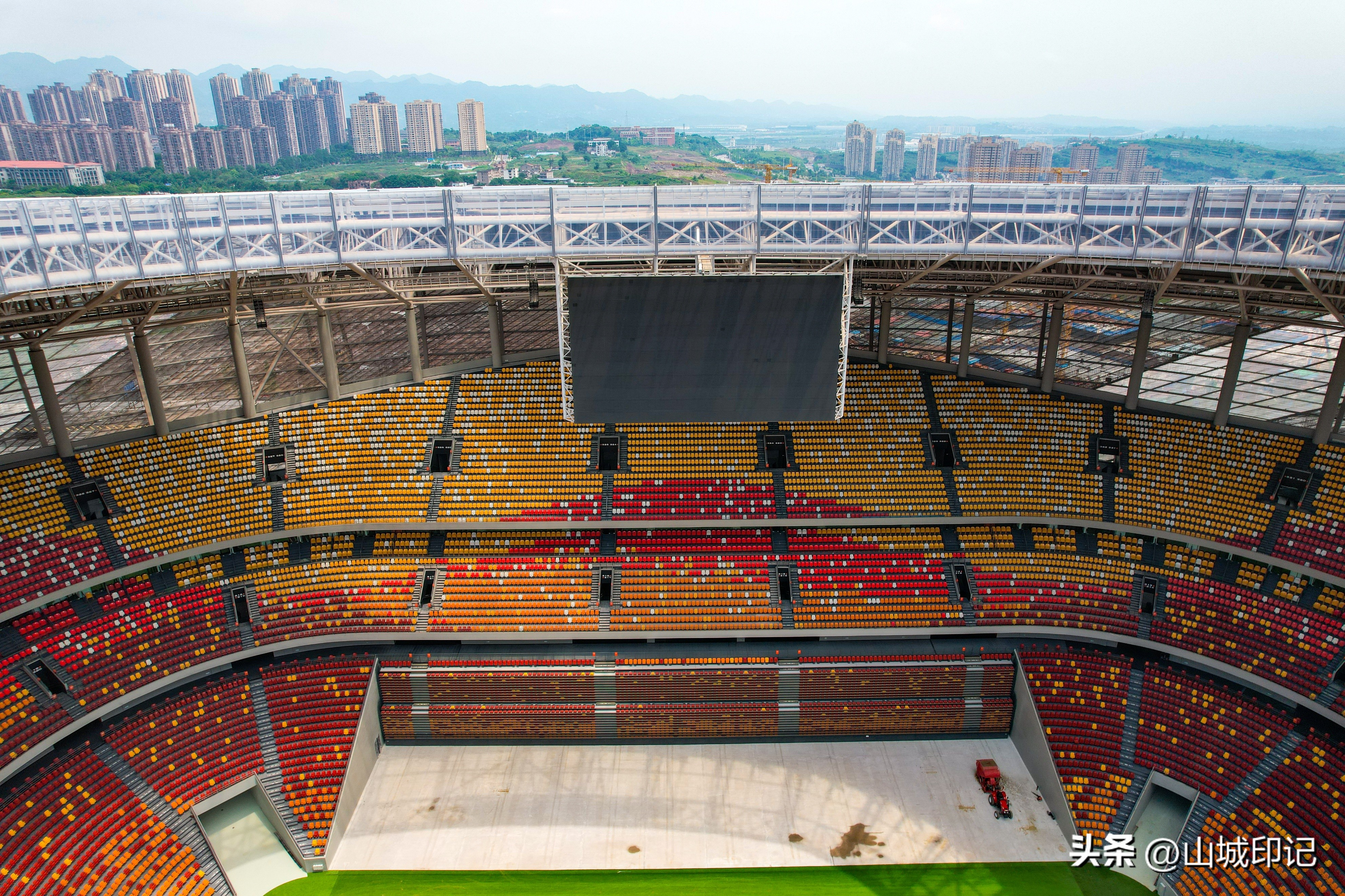 龙兴足球场是重庆首个专业足球场,龙兴足球场演唱会看台最好位置