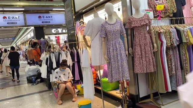 同品牌实体店衣服和网上有区别吗,网上卖衣服款式一样价格不一样