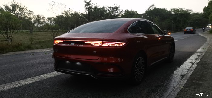 比亚迪汉dm大雨天怎么开安全,比亚迪汉dm-i尊享型夜间行驶