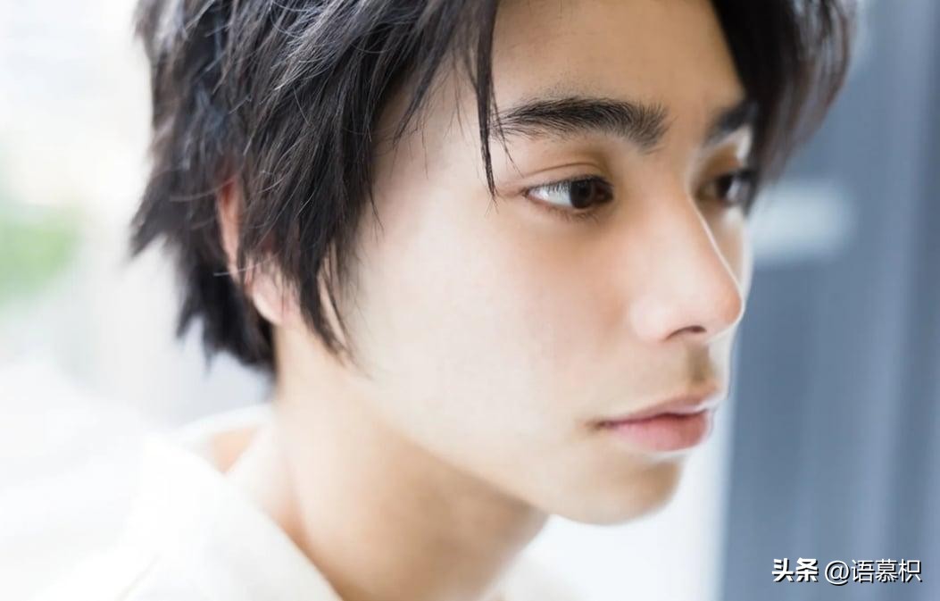 苣屋戏外是黑发大帅哥！村上虹郎浓颜系帅脸超迷人，爸妈皆是大咖