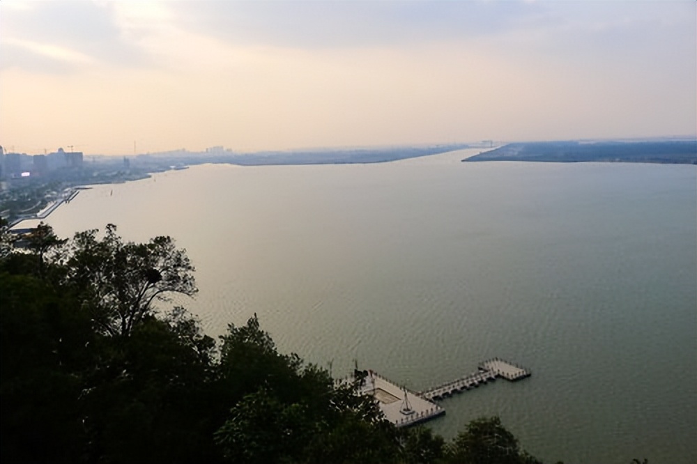 王湾在新春之际途经北固山,写下一首五言律诗,颈联堪称千古绝唱