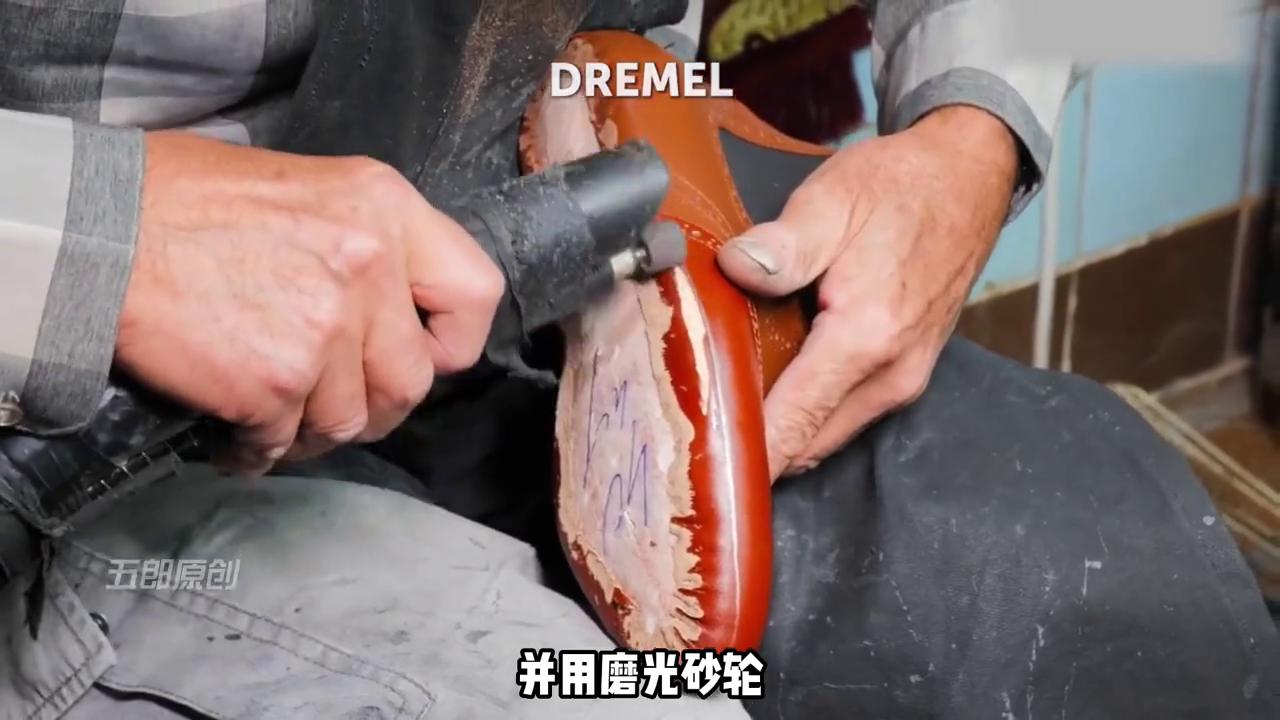 美女把鞋穿破露脚掌,工匠用牛皮给她定制新鞋,再战两三年...