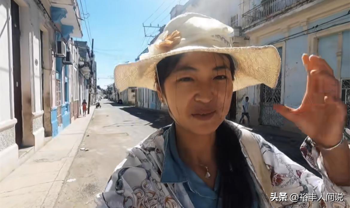 33岁福建女网红非洲遭抢劫！金项链被扯断，狂追两条街扭送至警局