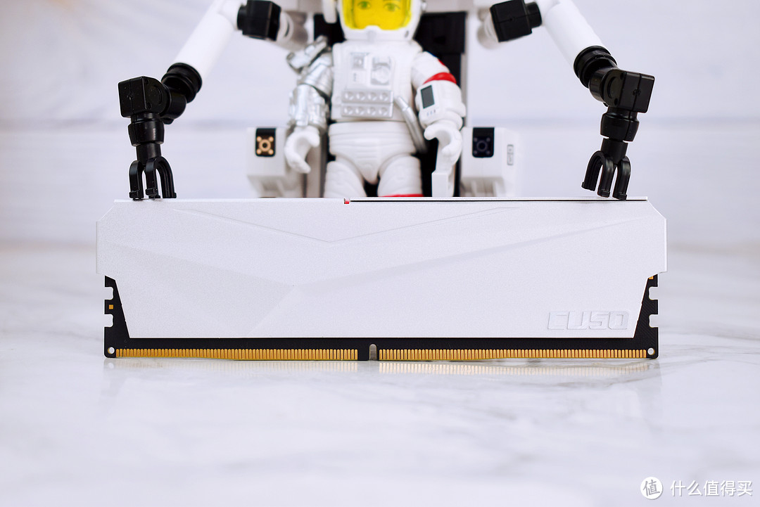 性价比之王！酷兽（CUSO）夜枭DDR56400内存上手，省钱也有强战力
