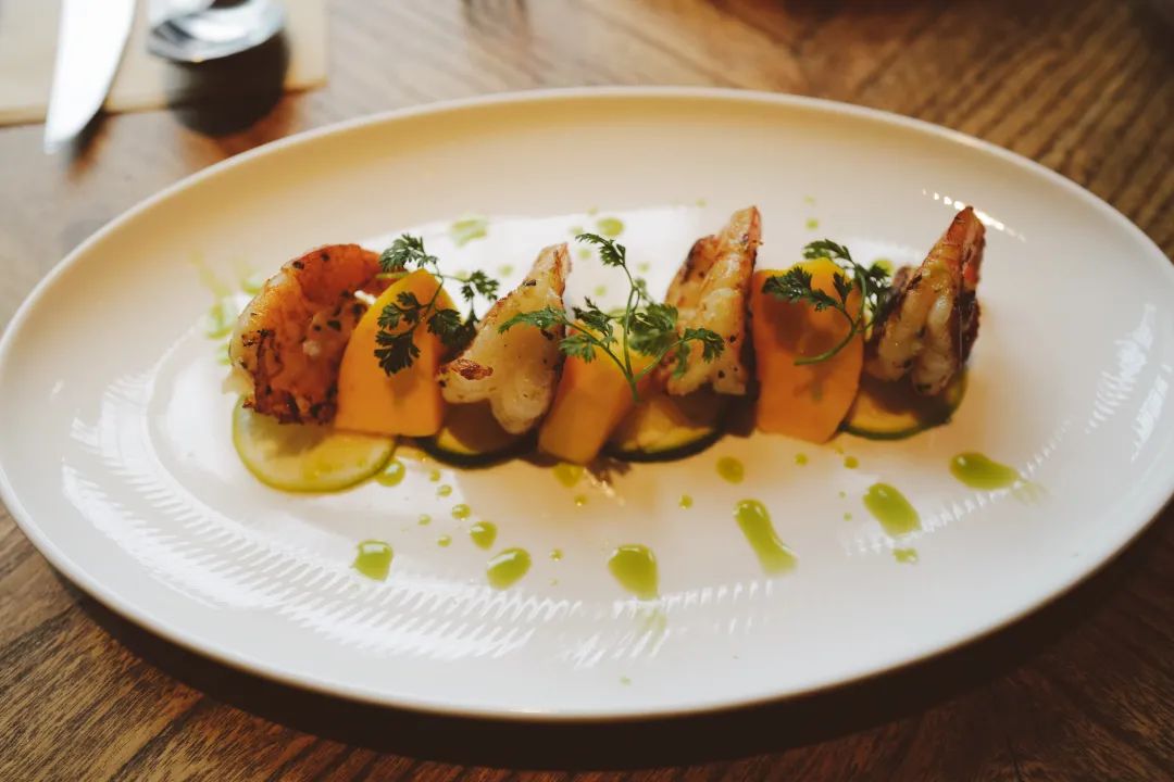 配备一星米其林黑珍珠餐厅,比米其林黑珍珠高端的餐厅