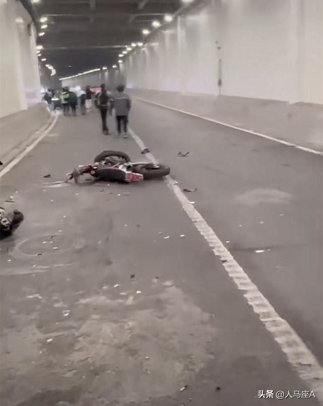 重庆一隧道两摩托车相撞死者身份,重庆隧道内两摩托车相撞路人视觉