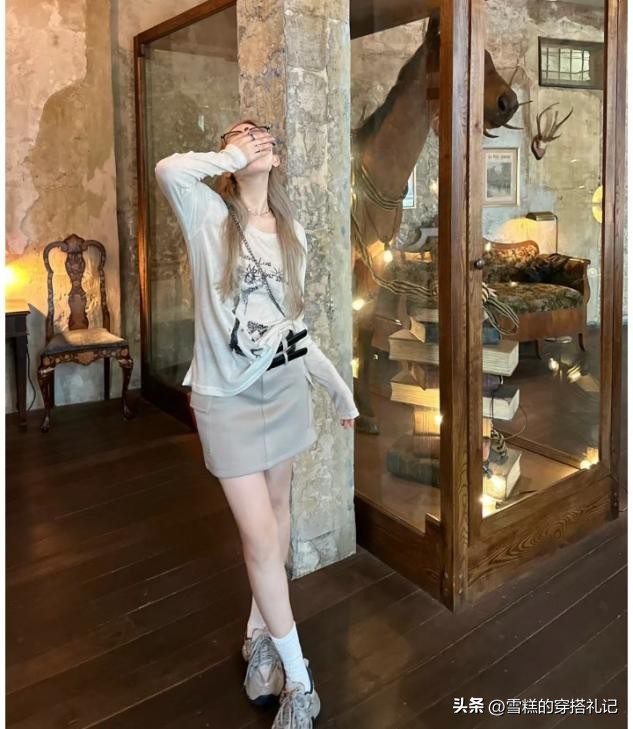 蓝色防晒衫搭配蓝色牛仔短裙,牛仔半身短裙蓝色防晒衫