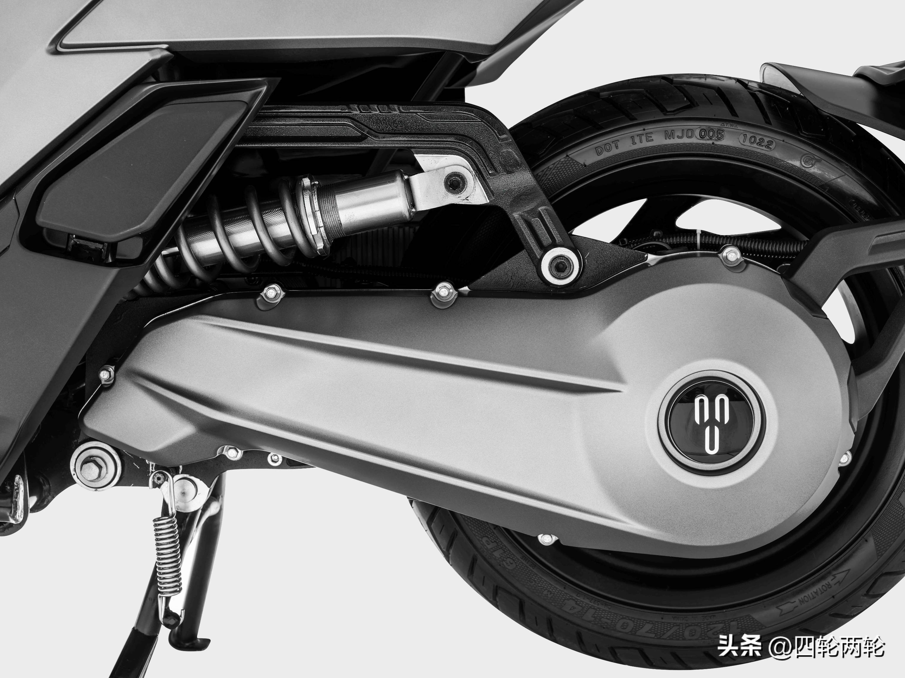 茵未REAL5T，一款来自未来的运动电摩，动力媲美300级别踏板