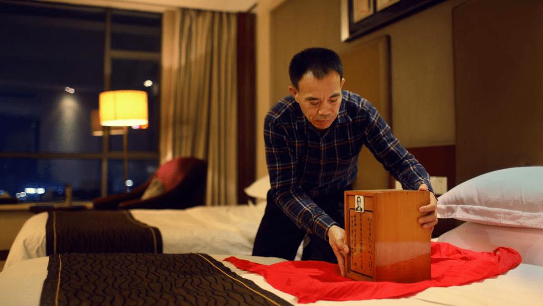 台湾“灵魂摆渡人”，放弃高薪工作，20年间自费送200位老兵回家