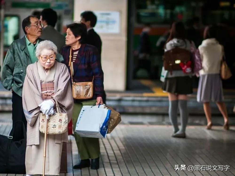日本专家更狠:让老人集体切腹自杀!