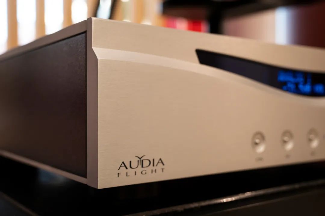 唯美而富有诗意!AudiaFlight歌匠FLS1/FLS4前后级