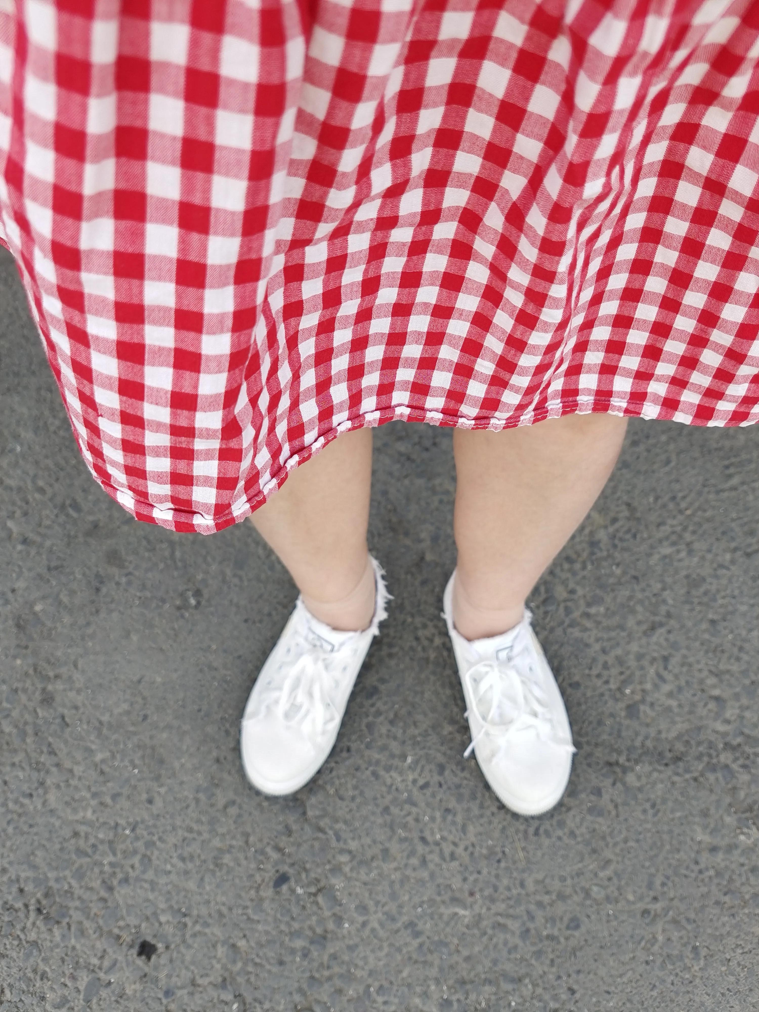 梦见自己左右脚穿鞋不一样,左右脚看起来不一样