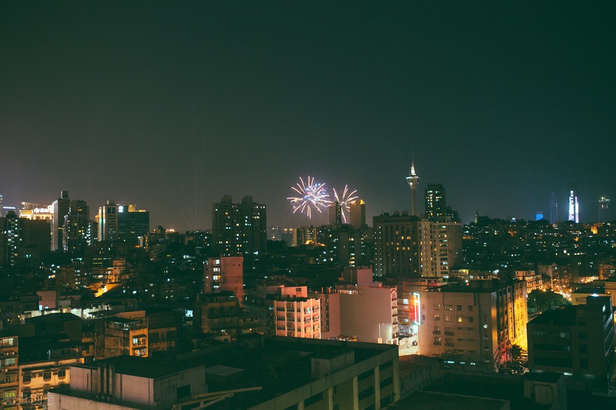 在夜场工作的生活是什么样子的？成年人的生活有多么不容易？