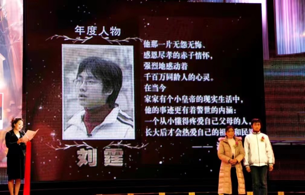 变性人刘婷纹眉毛,变性人刘婷隆胸手术