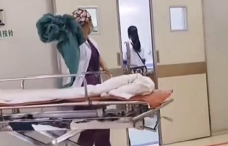 东北“歪脸”女孩整形成大美女，拒绝当网红，只想回山村当教师