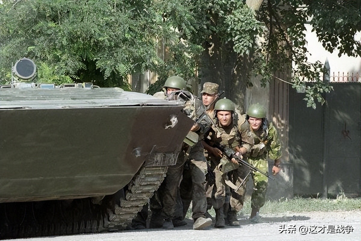 天下奇闻，恐怖分子在*队军**围观下，坐着大巴车大摇大摆离去