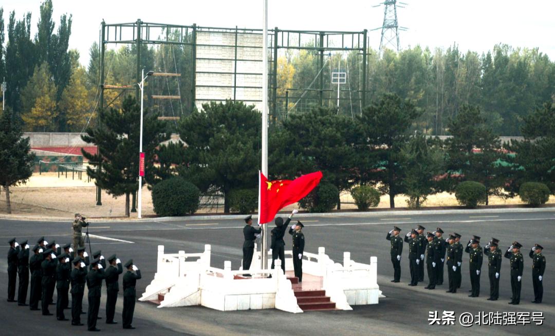 敬礼鲜艳的五星红旗,鲜艳五星红旗下敬礼视频