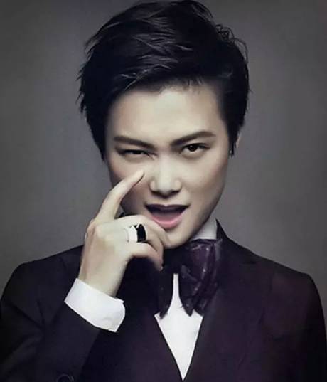 最有钱女明星刘亦菲,刘亦菲秀名贵翡翠大耳环