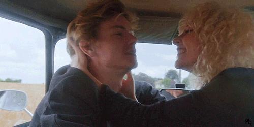 两次甩掉马斯克，绝美女星和英国最帅童星官宣！甜到像拍偶像剧