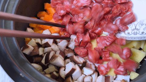 四季豆香肠焖饭电饭煲,西红柿香肠焖饭电饭煲做法