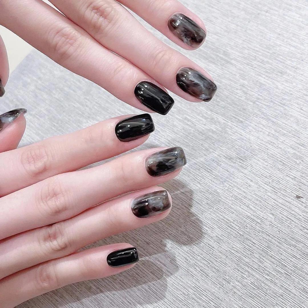 豆沙色美甲显手白吗,雾霾蓝跳色美甲图片显手白