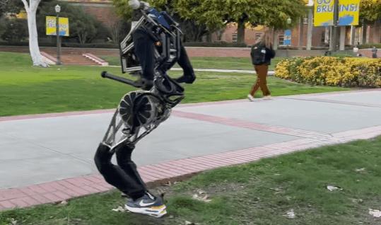 走路最快的类人机器人！能模拟人类肌肉发力，还能小跑前进!