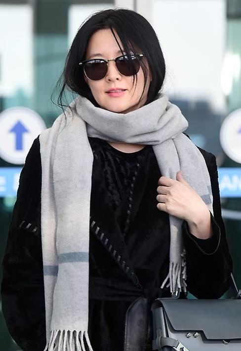 李英爱穿大衣图片,李英爱黄皮夹克配裙子穿搭