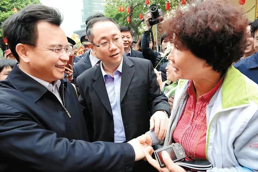 “巨贪”万庆良：疯狂敛财1.1亿，被捕后痛哭：对不起恩师