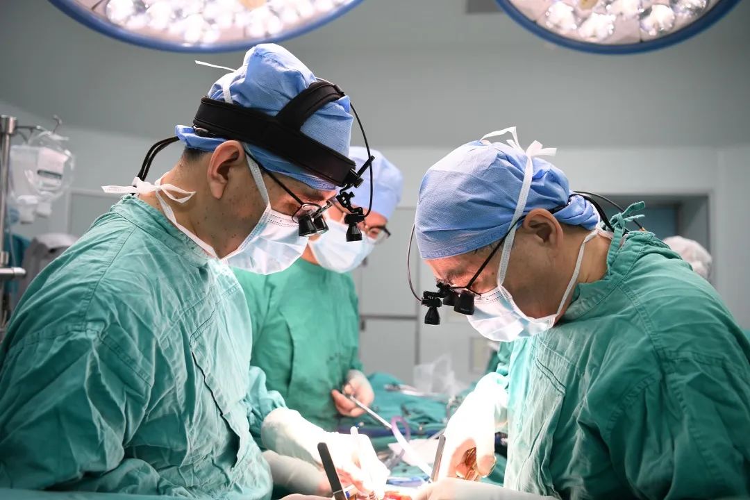 男子腹部剧痛检查意外肿瘤,男子腹痛难忍医生实施手术