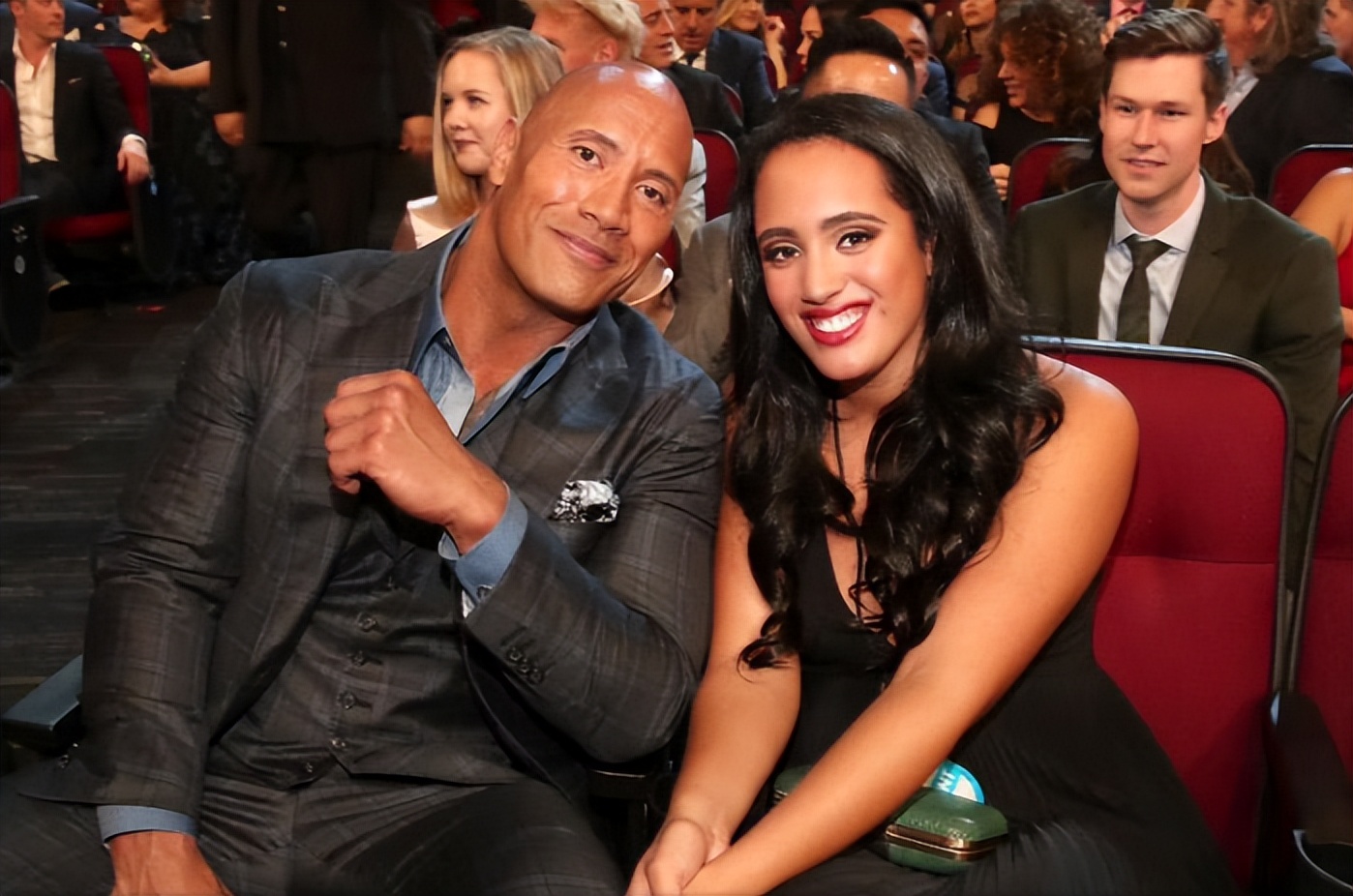 巨石强森和他的女儿们,巨石强森和他的大女儿照片