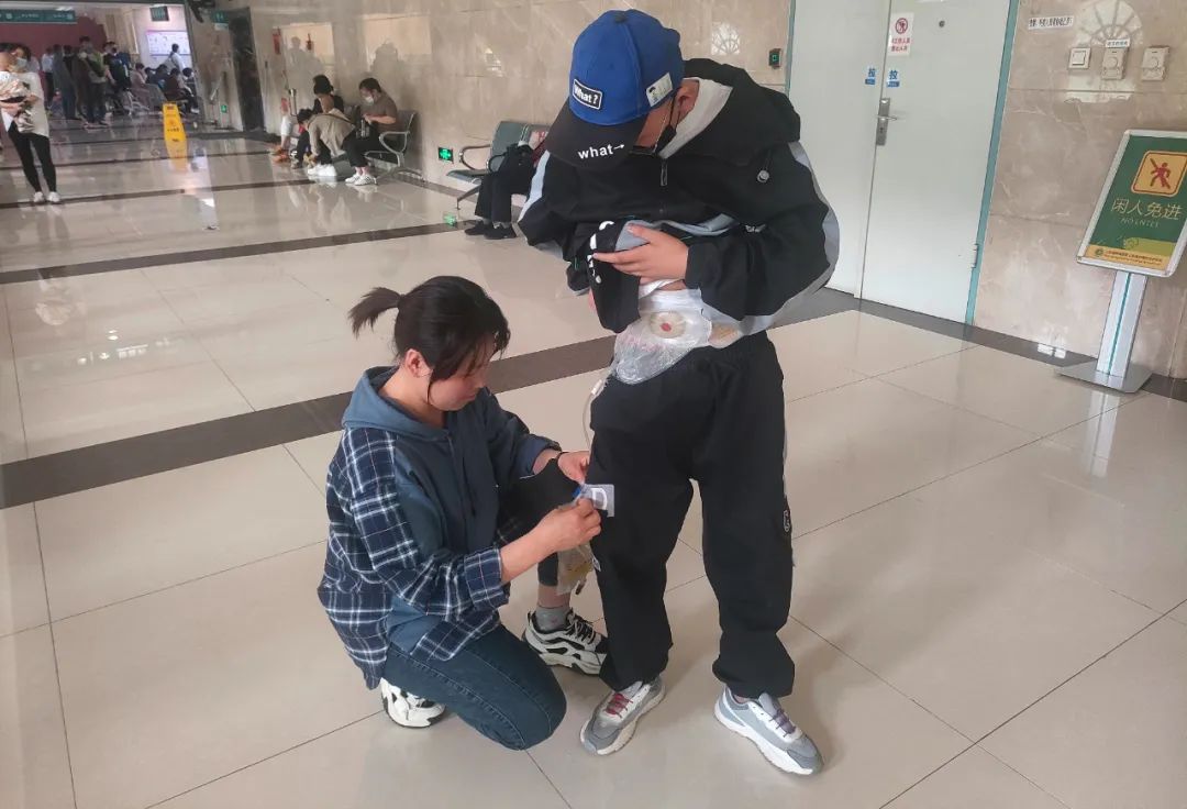 小男孩一天尿不出尿,男童憋得慌尿不出来怎么办