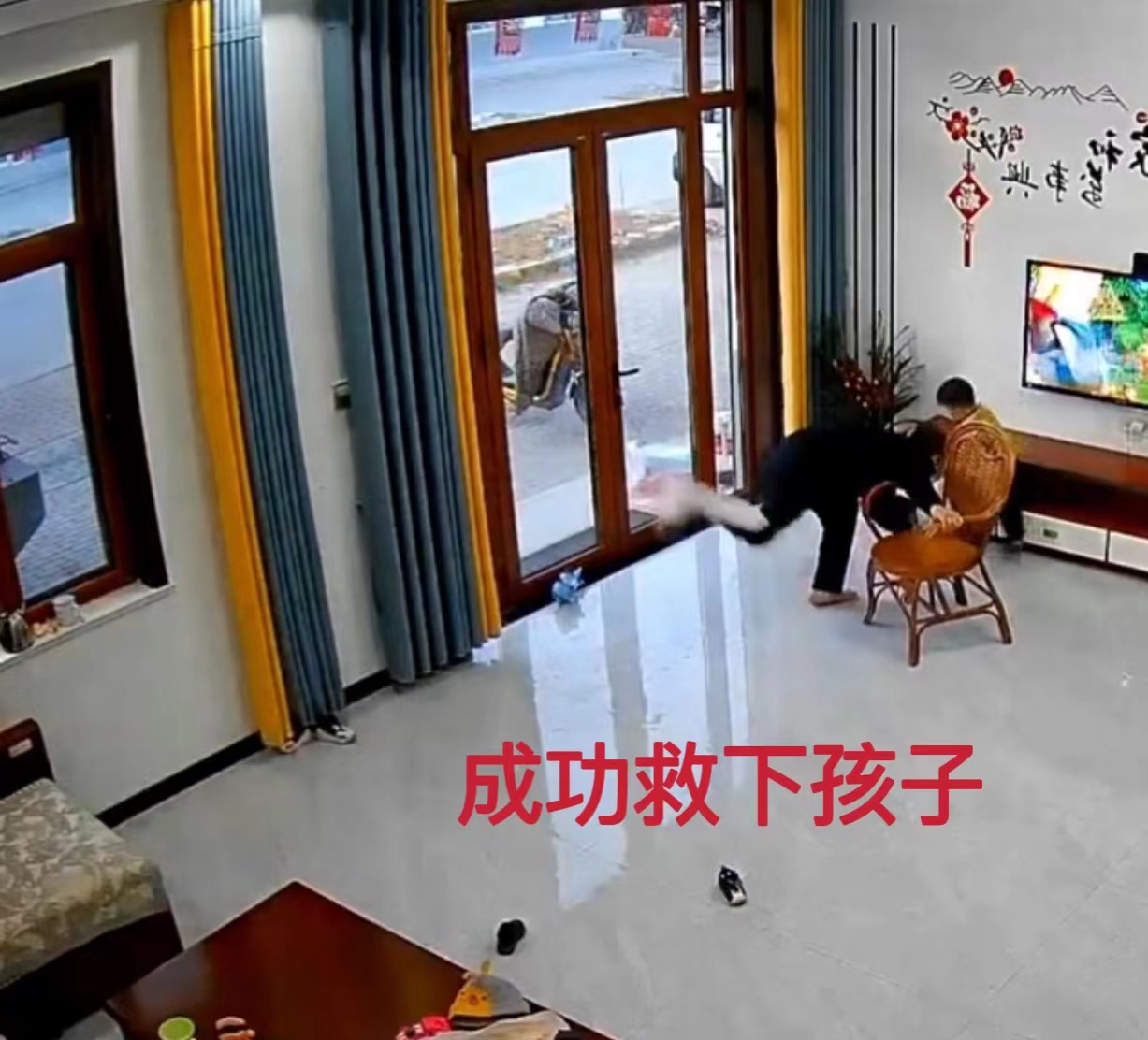 2岁娃掉地瞬间骨折爷爷飞奔接住,二岁男孩摔伤视频