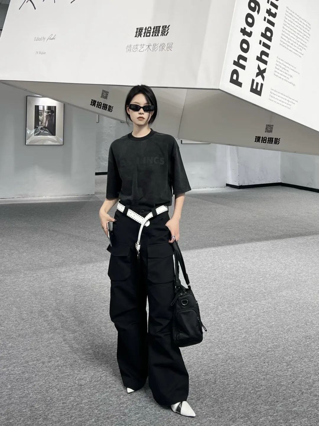 男t恤搭牛仔裤加皮带有哪些穿法,t恤配裤子的时髦穿法