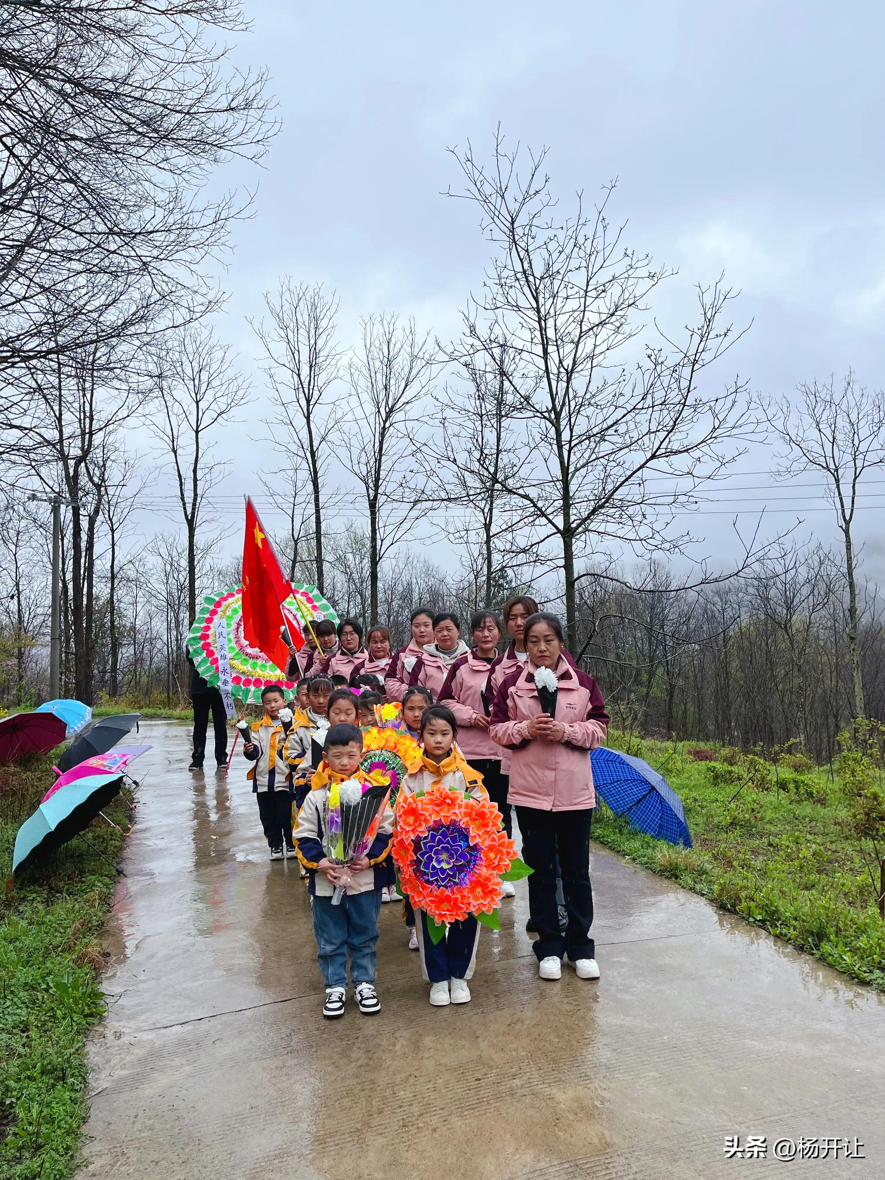 陕西洛南保安镇中心幼儿园祭扫烈士墓