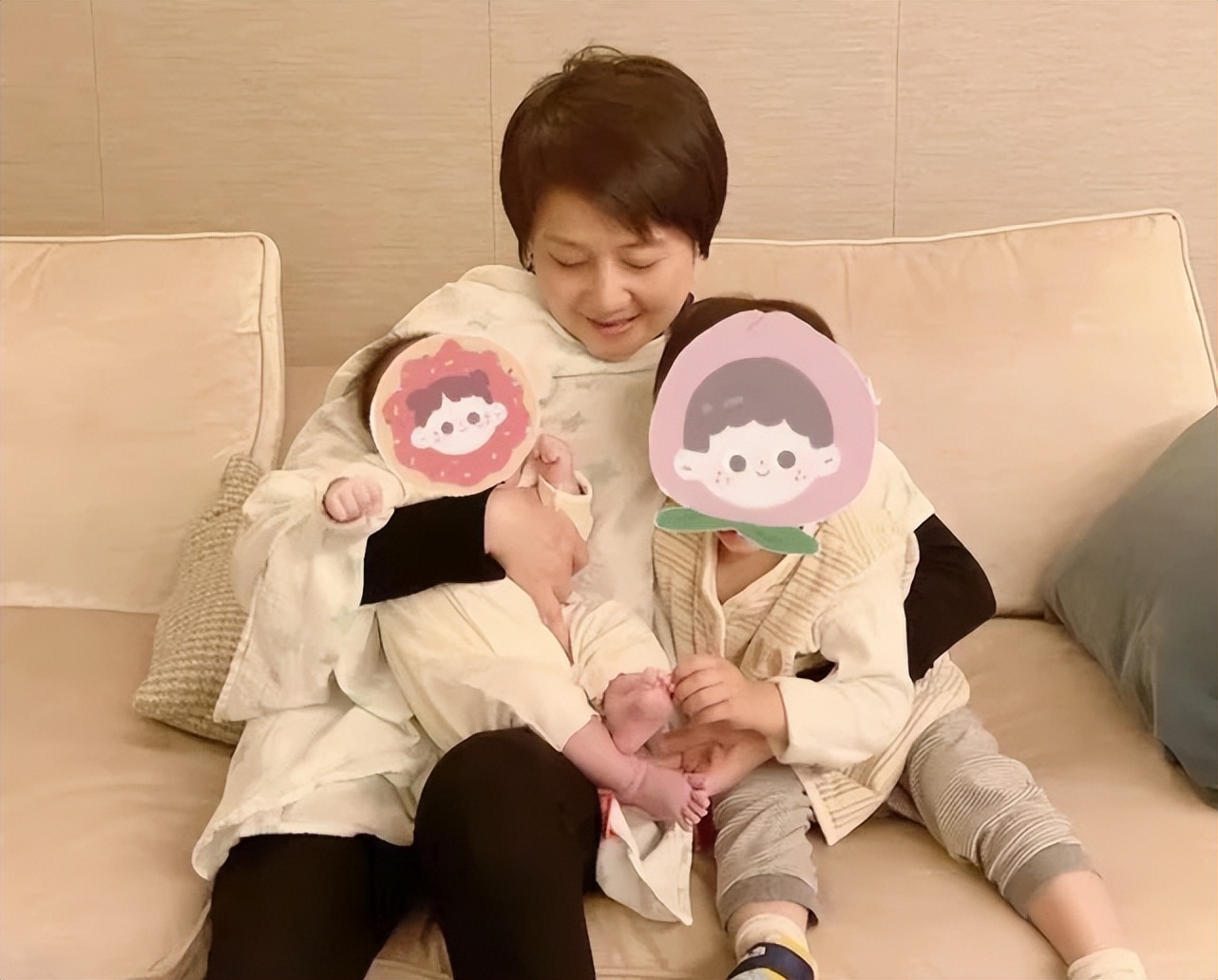 奚梦瑶与何猷君出席家族活动,奚梦瑶晒出一家四口握手照