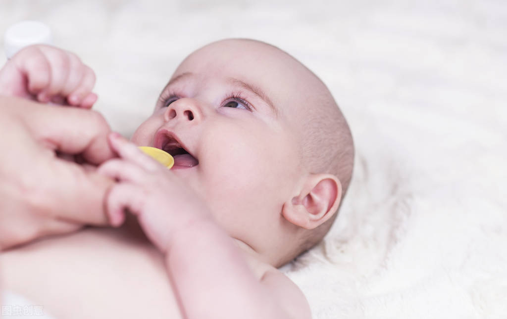 六个月宝宝吃辅食长了小红疙瘩,宝宝添辅食后嘴巴周围起疙瘩