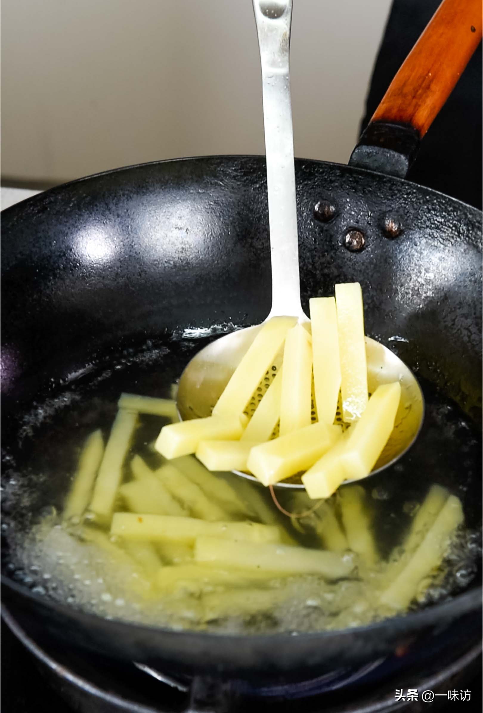 家常干锅虾简单做法非油炸不辣,水煮后的虾怎么做干锅虾