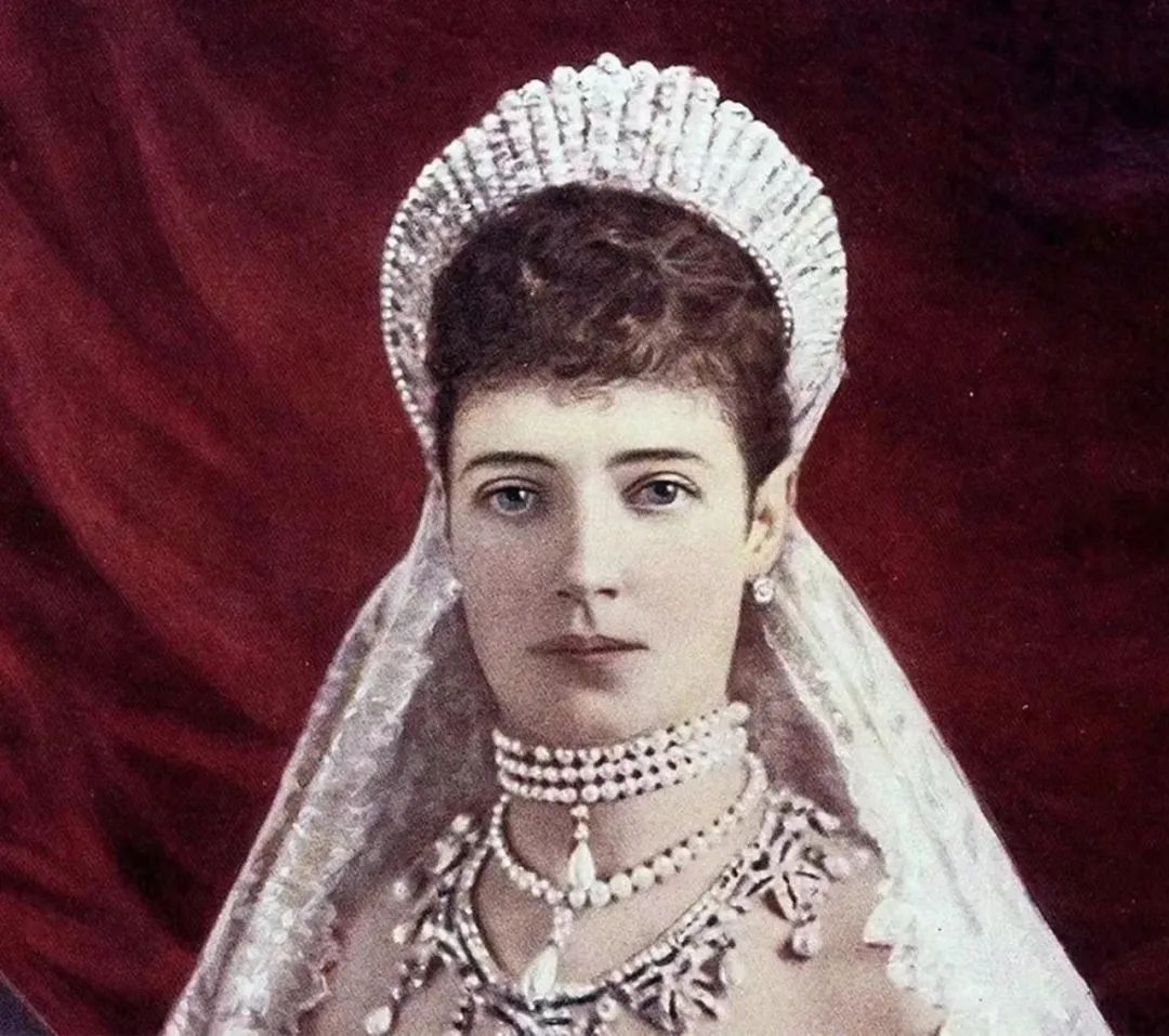 “鸽子蛋”算什么，现在婚礼上戴它才是大热门！