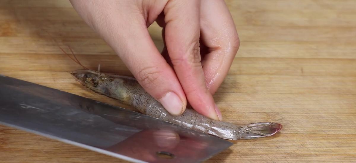 去除虾线不去头的最快方法,牙签去虾线快又干净