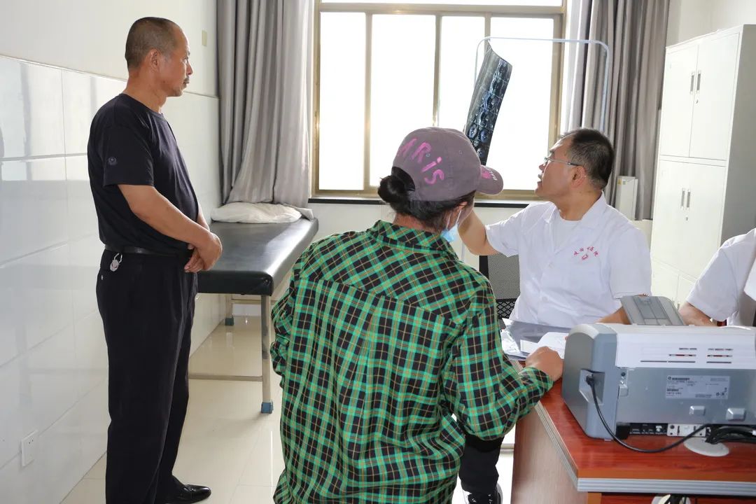 【医讯】庆城县岐伯中医医院于7月15日特邀海军总医院疼痛诊疗中心专家张建军来院开展诊疗活动
