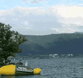 搞笑gif谁这么有才把车开上房顶了,搞笑gif段子这车开出去也太拉风了