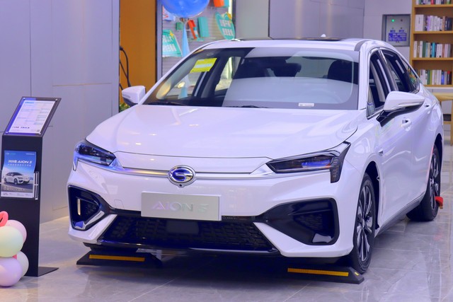 特斯拉modely和宝马5系新能源,比亚迪新能源和特斯拉tesla哪个好