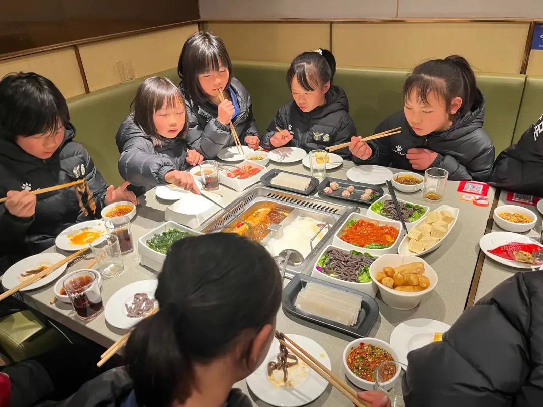 一个胖子辅导女孩,一个胖子教打球