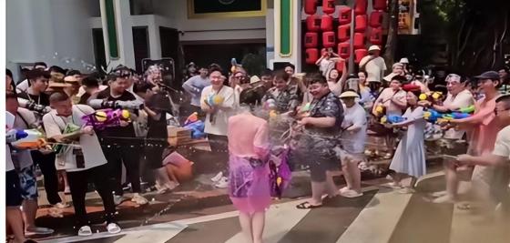 趁着泼水节公然对女生进行骚扰！向女生私密部位喷水还撕扯衣服